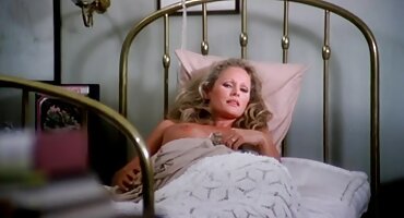 Sexo apasionado de una chica muy joven en el coño apretado