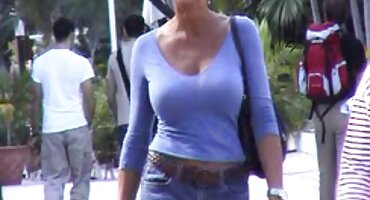 Dos mujeres maduras invitadas a visitar a un chico joven y lindo