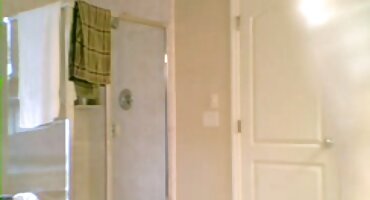 Chica tetona tatuada chupa y folla ansiosamente el coño con su novio