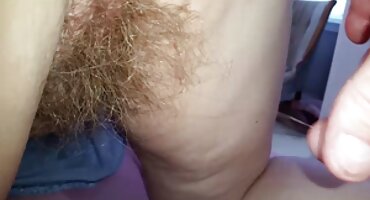 Lesbianas rusas con pelucas y medias se acarician el coño