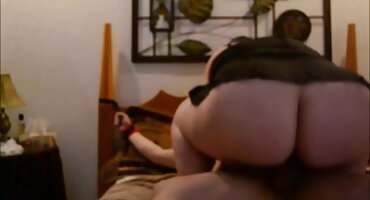 Dos chicas tienen un trío con el juez justo en la sala del tribunal