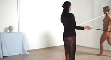 Tía adulta se divierte con una polla de goma en el trabajo