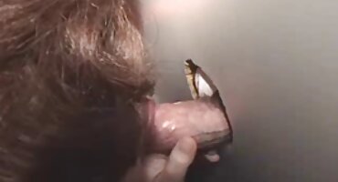 El amigo de su hijo se folló a una madura madre rusa, haciéndola masturbarse